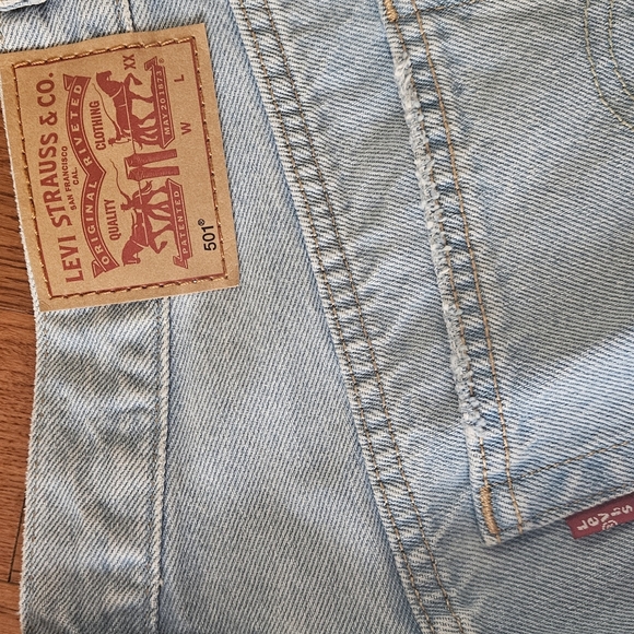 Euc womens LEVI'S SHORTS - Picture 3 of 4